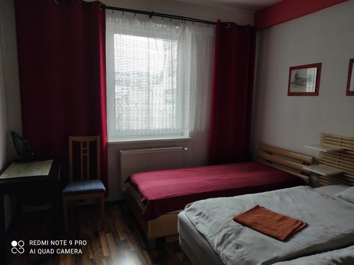 Red Apartment Bratislava Bagian luar foto